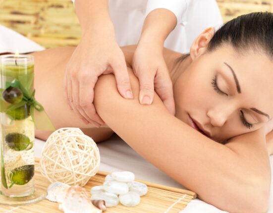 What are the key benefits of using RubMD to find local massage therapists?